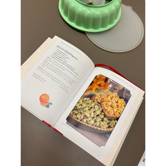 Jell-O Bundle - VTG Pistachio Green Tupperware Mold & Classic Recipes Cookbook - Picture 2 of 8